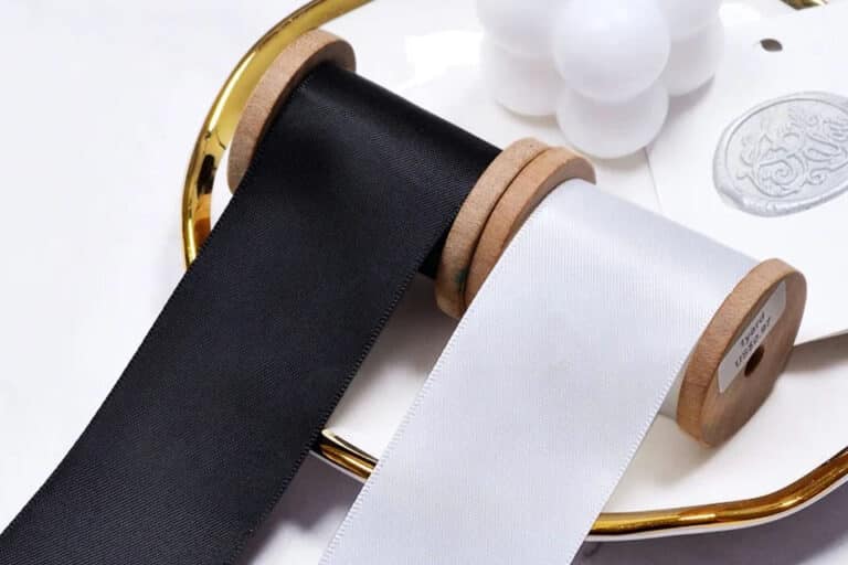 Write Stunning Calligraphy on (Ribbon): Master the Art of Writing on Satin and Grosgrain